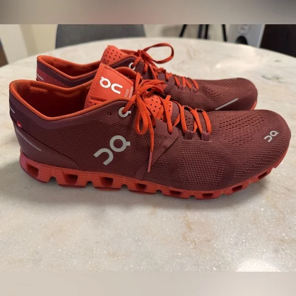 On Running Shoes with Cloud Cushioning - Picture 2 of 5